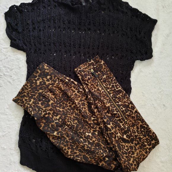 Animal Print Leggings w/Zipper & Wide Waistband - Picture 4 of 4